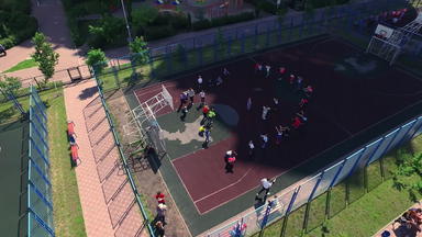 空中视图儿童培训体育运动类篮球法院学校院子里